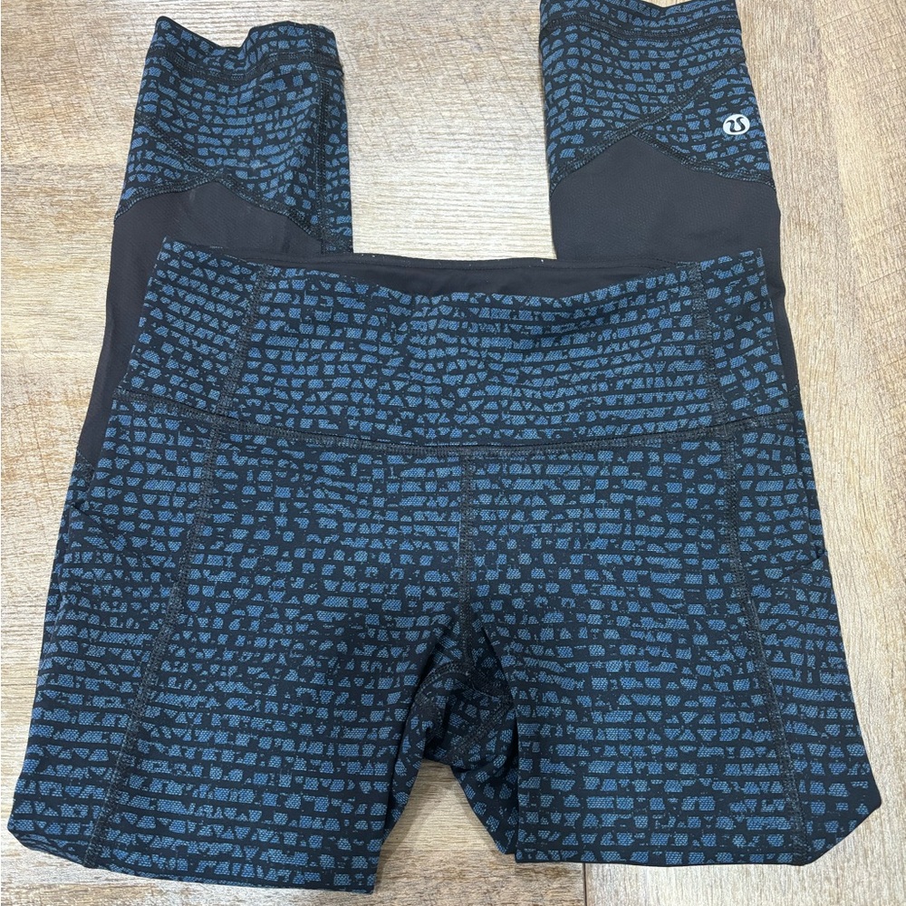 Lululemon 3/4 Cropped Leggings with Side Pockets • Size 2 (Like New) •